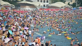 China memang negara dengan populasi yang padat. Ini adalah pemandangan di salah satu resort di China. Foto: via Brightside