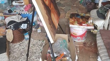 Ini gua tempat tinggalnya. Kadang ia menghabiskan waktu dengan melukis. Foto: Facebook