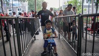 Mereka masuk melalui beberapa akses pintu GBK, seperti di pintu 5 ini.