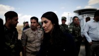 Nadia Murad diangkat menjadi Duta Besar Khusus PBB untuk Kemandirian Korban Trafiking Manusia. Dalam foto ini, Murad bertemu para petempur Peshmerga Kurdi di pos pertahanan dekat Sinjar, Irak. Foto: Reuters
