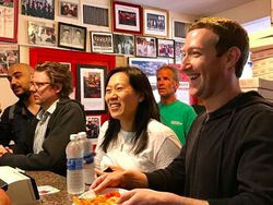 Gaya Apa Adanya Istri Zuckerberg yang Bikin Heran