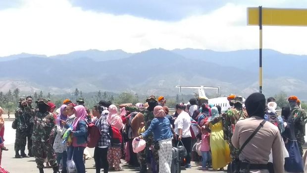 Mereka menggunakan pesawat Hercules dan pesawat komersil. 