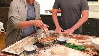 Priscilla saat ini memfokuskan dirinya mengurus program organisasi nirlaba Chan Zuckerberg Initiave yang didirikan tahun 2015. Pembagian tugas antara Mark dan Priscilla dalam CZI sebisa mungkin seimbang. Foto: Instagram