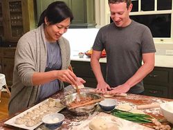 Gaya Apa Adanya Istri Zuckerberg yang Bikin Heran