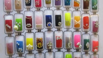Manicure di China tak hanya membuat kuku sehat dan cantik, tetapi juga berkilau karena didandani dengan ornamen bling-bling seperti ini. Foto: via Brightside