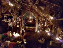 Pose Manusia Gua dan Turis Cantik yang Kagetkan Netizen