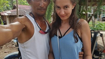 Namanya adalah Jatuphum Losiri. Belum lama ini, dia memajang foto bersama seorang turis cantik di akun Facebook The Cave Man 2018 yang membuatnya jadi pembahasan netizen. Foto: Facebook