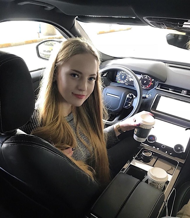 Pemilik akun Instagram @o_neveselaya yang memiliki 730 ribu lebih pengikut di Instagramnya ini juga dikenal dengan gaya hidup mewahnya. Foto: Instagram @o_neveselaya