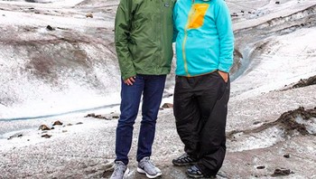 Gaya mereka saat sedang berwisata. Meski bikin heran, kesederhanaan Priscilla mungkin bisa dijelaskan jika melihat latar belakang kehidupannya. Foto: Instagram