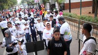 Masyarakat antre dengan tertib.