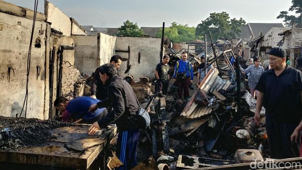Pasca Kebakaran, Sebagian Pedagang Pasar Sederhana Masih Berjualan