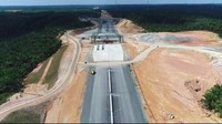 Sedangkan seksi 2 dari Minas ke Petapahan sepanjang 23,6 km memiliki deviasi 52,15%. Progres konstruksi baru 17,66% dari rencana yang seharusnya 69,81%. Pool/Hutama Karya.