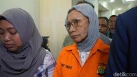 Ratna kembali menjalani pemeriksaan lanjutan pada sore ini. Selepas pemeriksaan, Ratna resmi ditahan di Mapolda Metro Jaya. Ratna ditetapkan sebagai tersangka dengan dijerat pasal 14 UU 1 Tahun 1946 tentang Peraturan Hukum Pidana dan juga UU ITE pasal 28 jo pasal 45. Dia terancam hukuman 10 tahun penjara. (Foto:Kanavino Ahmad Rizqo/detikcom)