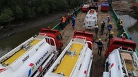 Pengiriman menggunakan LCT yang dapat menampung muatan hingga 640 Ton ini dilaksanakan dari Pelabuhan Somber Balikpapan pada Sabtu (06/10). Pool/Pertamina.
