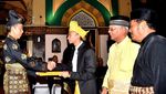 Momen Jokowi Dianugerahi Gelar Bangsawan Tertinggi Kesultanan Deli