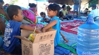 Kita baca buku pelajaran saja. Karena belum bisa masuk sekolah, kata Adelia. (Bil Wahid/detikcom)