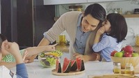 Sepertinya Pope sdang jalani syuting iklan. Bersama seorang gadis cilik ia pose di dapur dengan hamparan salad dan buah segar di hadapannya. Foto: Instagram @popezaap