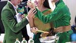 Gantengnya Thanavat Vatthanaputi Saat Ngopi dan Makan Es Krim