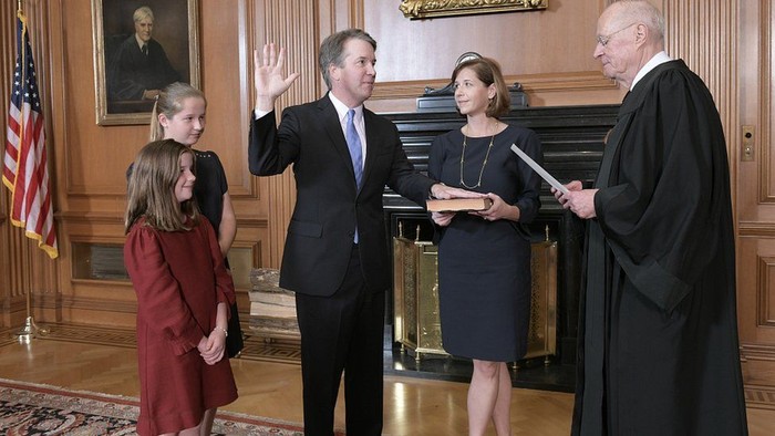 Kavanaugh yang Dituduh Lecehkan Perempuan Resmi Jadi Hakim Agung AS
