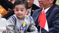 Jan Ethes saat dipangku Jokowi (Foto: Dok. Laily Rachev - Biro Pers Setpres)