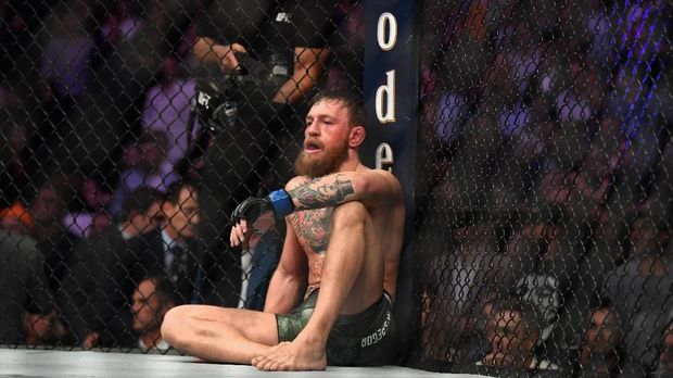 Conor McGregor tak berdaya usai mendapat kuncian leher dari Khabib Nurmagomedov.