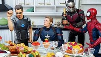 Begini tampilannya kalau Avenger sibuk di meja makan. Ada Spiderman, Iron Man, Ant man dan Captain America. Tapi ini hanya dalam bentuk karakter figur. Foto: Instagram
