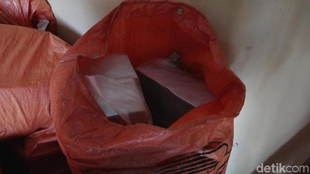 Peket Misterius Berisi Uang Dititip ke Ibu-ibu di Mamuju
