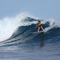 Menurut The New York Times, pada saat itu Maya jatuh dari papan selancar, mematahkan pergelangan kakinya dan mengapung menghadap ke bawah ketika temannya menemukannya. Foto: dok. Instagram Maya Gabeira