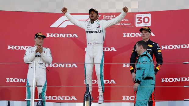 Lewis Hamilton merayakan kemenangan di GP Jepang.