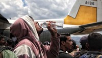Mereka harus berpanas-panasan saat antre memasuki pesawat.