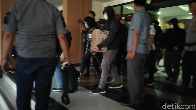 9 Jam Geledah 6 Lokasi di Pasuruan, KPK Bawa Tumpukan Barang Bukti 9 Jam Geledah 6 Lokasi di Pasuruan, KPK Bawa Tumpukan Barang Bukti