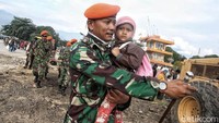 Personel TNI menggendong seorang anak di Bandara Mutiara SIS Al-Jufri beberapa waktu lalu.