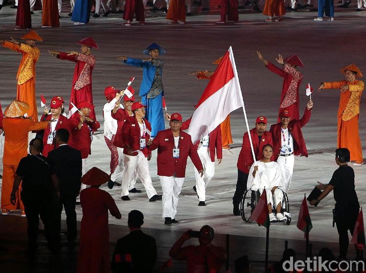 Salam Sapa Kontingen Saat Defile Pembukaan Asian Para Games