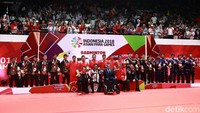 Para peraih medali foto bersama.