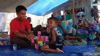 Di kamp pengungsian wilayah perbukitan Layana, Palu misalnya. Anak-anak belajar bersama didampingi orang tua mereka. (Bil Wahid/detikcom)