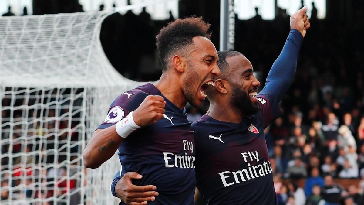 Alexandre Lacazette saling mengisi dengan Pierre Aubameyang (REUTERS/Eddie Keogh)