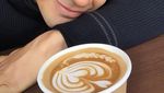 Gantengnya Thanavat Vatthanaputi Saat Ngopi dan Makan Es Krim