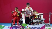 (Ki-ka) Ni Nengah Widiasih, Zhe Cui, dan Noura Baddour menunjukkan medali yang diraihnya. 