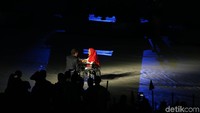 Jokowi ditemani oleh anak penyandang disabilitas Bulan Karunia Rudianti.