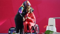 Wakil Ketua Umum INAPGOC Sylviana Murni memberikan selamat kepada Ni Nengah Widiasih.