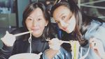 Manisnya Awet! Lihat Gaya Shu Qi Saat Makan Es Krim dan Ramen