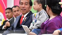 Jan Ethes tampak mengenakan setelah sweater abu-abu dan celana jeans (Foto: Dok. Laily Rachev - Biro Pers Setpres)