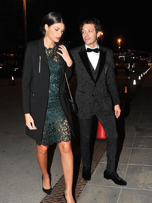 Linda Morselli lebih dulu dikenal sebagai kekasih Valentino Rossi. Keduanya berpacaran sejak 2012 dan putus pada 2016. Linda disebut-sebut sebagai pacar terawet pebalap bintang iklan Yamaha tersebut. Foto: Dok. Getty Images, Instagram