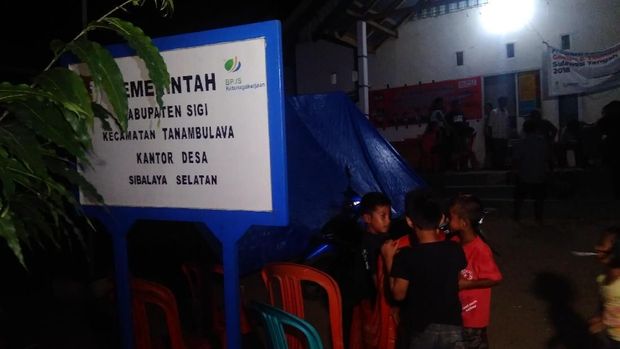Begini Kehidupan Pengungsi Sigi di Malam Hari