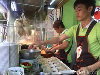 Bisa Jajan Chicken Rice Enak di Sini Sebelum Belanja ke Platinum