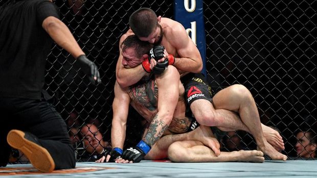 Khabib mengalahkan McGregor di ronde empat UFC 229. (