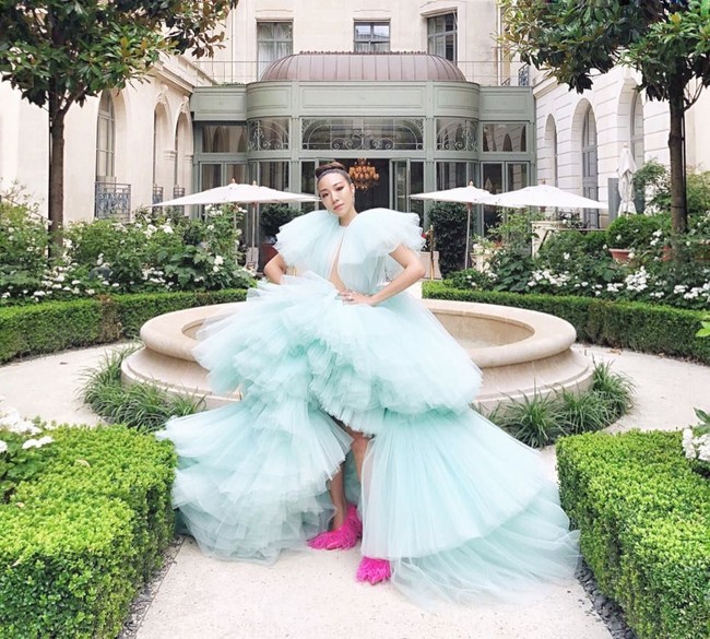 Oleh Harpers Bazaar Fei disebut sebagai sosok Crazy Rich Asians di dunia nyata. Bersama sosialita dan selebgram Asia tajir lainnya, Fei melakukan pemotretan bergaya layaknya tokoh-tokoh di film yang berdasarkan novel yang ditulis oleh Kevin Kwan itu. Foto: dok. Instagram (xoxofei)