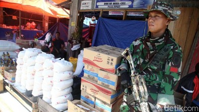 TNI Jaga Bantuan untuk Korban Gempa Sulteng
