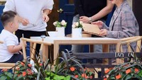 Pantas saja ia dipilih memainkan sebuah reality show masak berjudul Chinese Restaurant. Ia membawakan acara itu bersama dua sahabatnya, Shu Qi dan Alec Shu. Foto: Instagram zhaoweiofficial