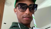 Pharrell Lanscilo Williams, punya segudang bakat yang keren. Dari menyanyi, menulis lagu, menjadi seorang rapper, designer, hingga jadi produser musik. Salah satu minuman kesukaannya ada smoothie hijau, yang terdiri dari beberapa buah dan sayur. Foto: Instagram @@pharrell